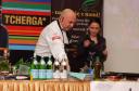 Giancarlo Russo - Chef di Cucina Executive gotuje razem z ochotniczką z publiczności
