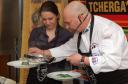 Giancarlo Russo - Chef di Cucina Executive gotuje razem z ochotniczką z publiczności