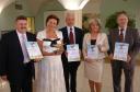 Od lewej: Dariusz Kaźmierski, Anna Białek, Piotr Roczek, Elżbieta Kubuj i Jan Bajno z nagrodą