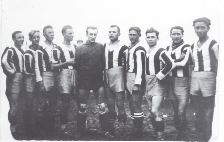 Huragan - 1935. Od lewej: Czesław Pąk, Ryszard Czyżewski, Henryk Banaszek, Feliks Budzyński, Józef Moczulski, Józef Zabłotniak, Jan Bieś, Mieczysław Grodzki, Jan Białous, Wiktor Cieślak