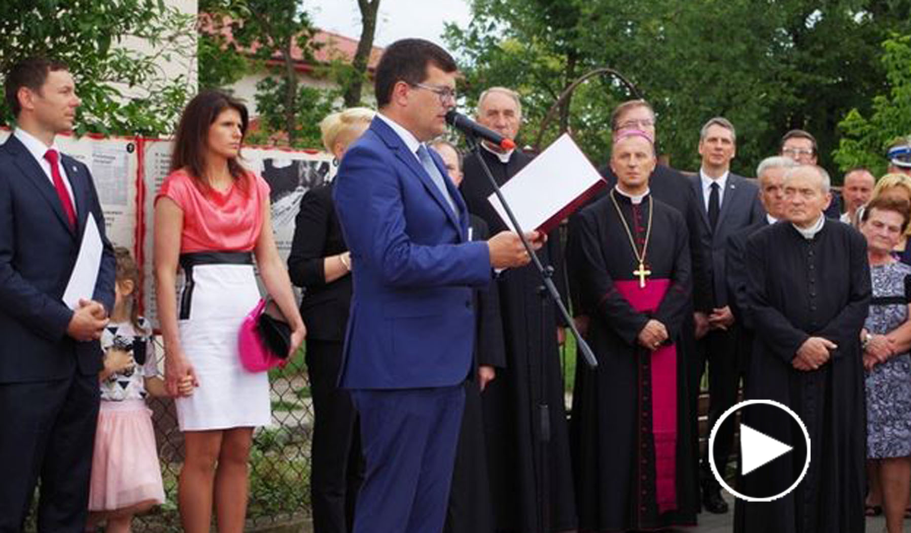 Uroczystość nadania  imienia ks. Sylwestra Zycha rondu w Zagościńcu