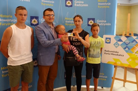 Burmistrz_Radzymina_gratuluje_rodzinie_Kozierewicz