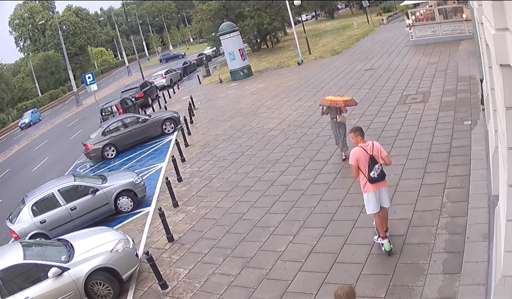 Potrącił pieszą jadąc hulajnogą ? Znasz tego mężczyznę?