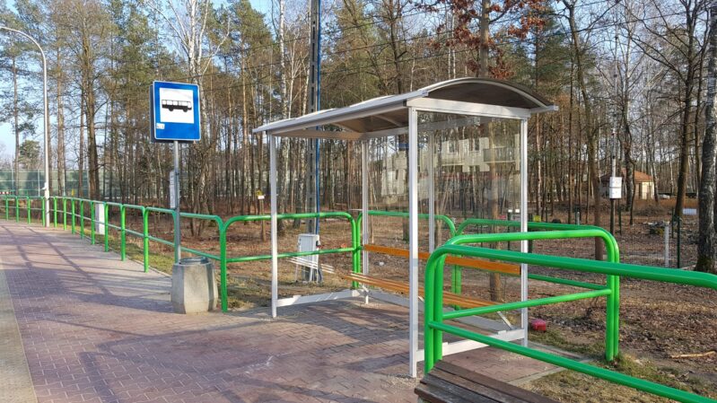 Nowe wiaty przystankowe na ul. Powstańców w Ząbkach