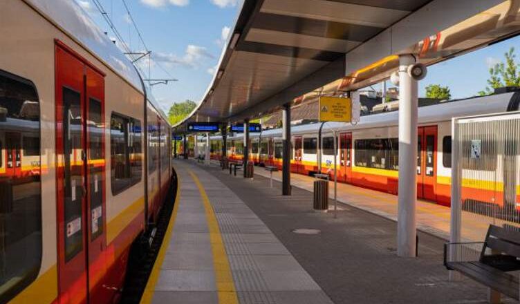 pociągi kursują wg. wakacyjnego rozkładu jazdy