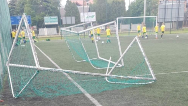 zdemolowano boisko w Tłuszczu przy ul. Polnej.