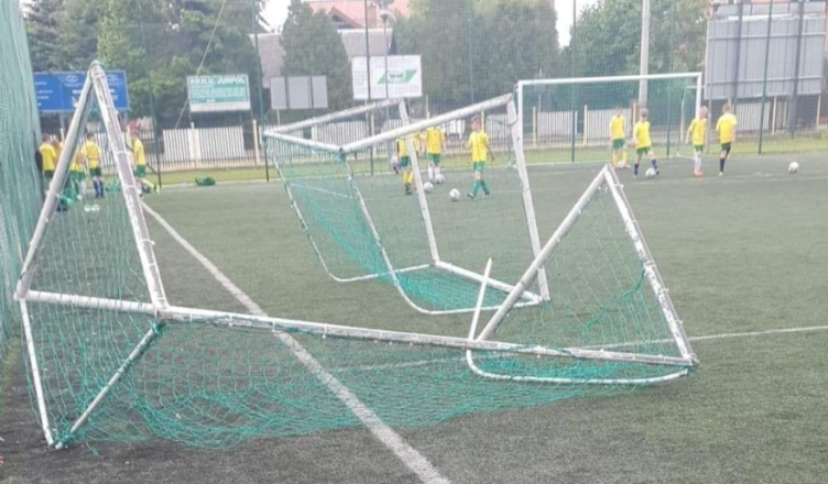 zdemolowano boisko w Tłuszczu przy ul. Polnej.