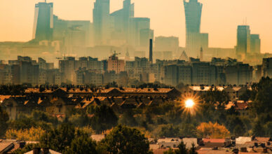 W stolicy i warszawskim „obwarzanku” dymi ponad 30 tysięcy „kopciuchów”