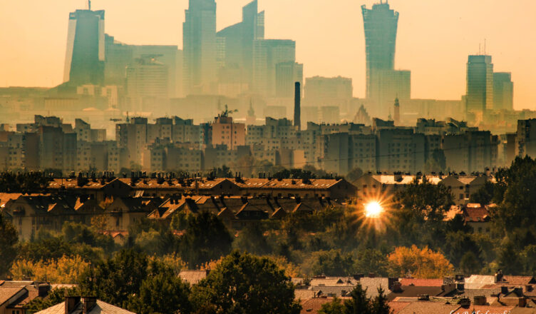 W stolicy i warszawskim „obwarzanku” dymi ponad 30 tysięcy „kopciuchów”