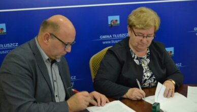 Podpisanie umowy na budowę ogólnodostępnego boiska sportowego w Tłuszczu