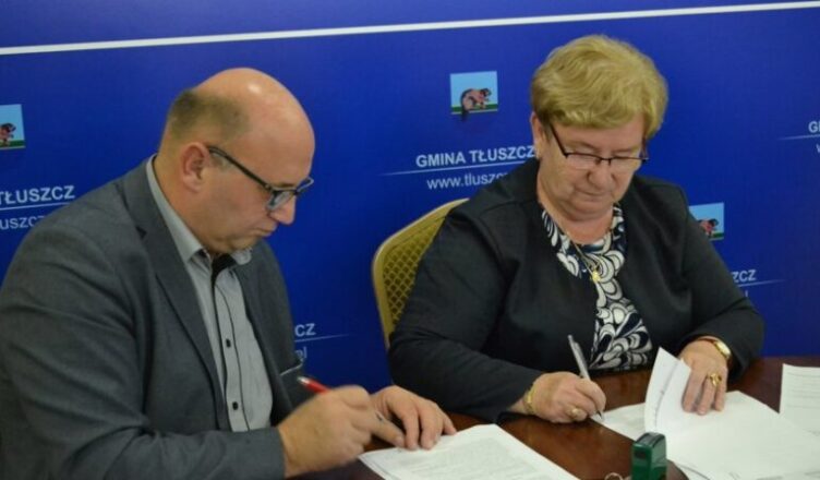 Podpisanie umowy na budowę ogólnodostępnego boiska sportowego w Tłuszczu