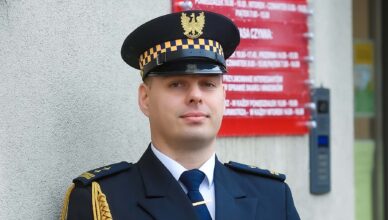 komendanta Straży Miejskiej w Ząbkach pełni Artur Lewandowski