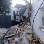 Samochód ciężarowy uderzył w dom