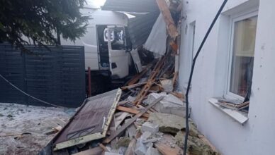 Samochód ciężarowy uderzył w dom