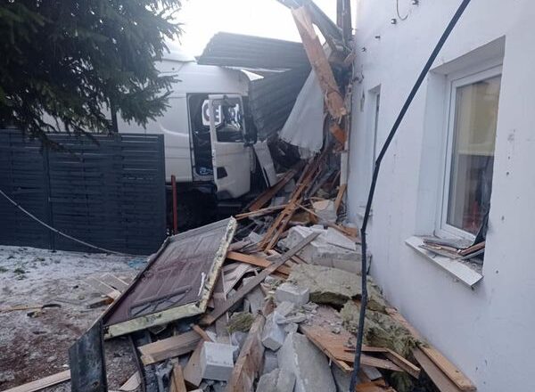 Samochód ciężarowy uderzył w dom