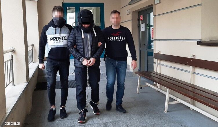 nożem kuchennym w ręku rzucił się na pracownika ochrony