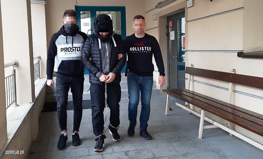 nożem kuchennym w ręku rzucił się na pracownika ochrony