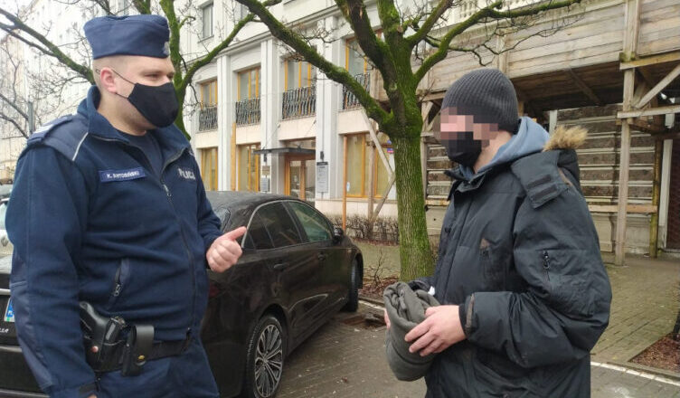 Dzielnicowy kupił odzież zimową dla bezdomnych