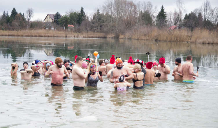 Noworoczne morsowanie na gliniankach w Zielonce