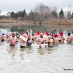 Noworoczne morsowanie na gliniankach w Zielonce