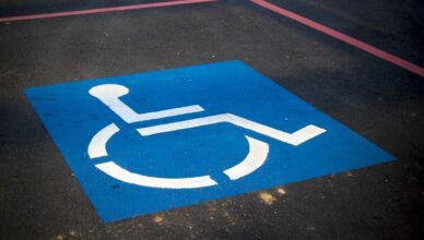 Mandat za parkowanie na miejscu dla niepełnosprawnych