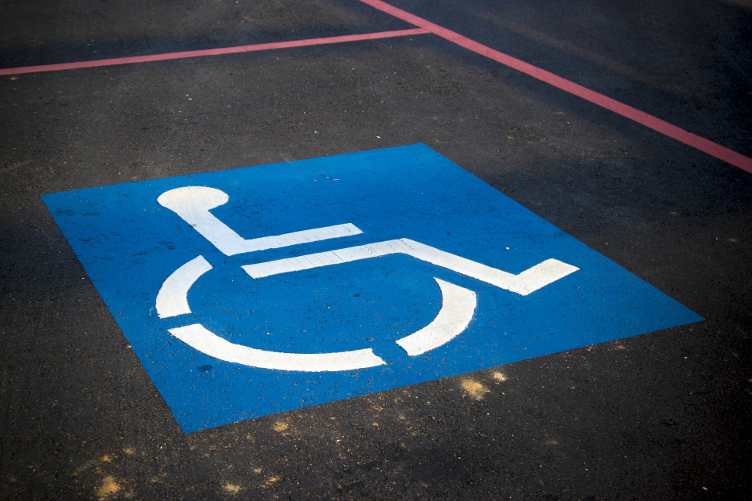 Mandat za parkowanie na miejscu dla niepełnosprawnych