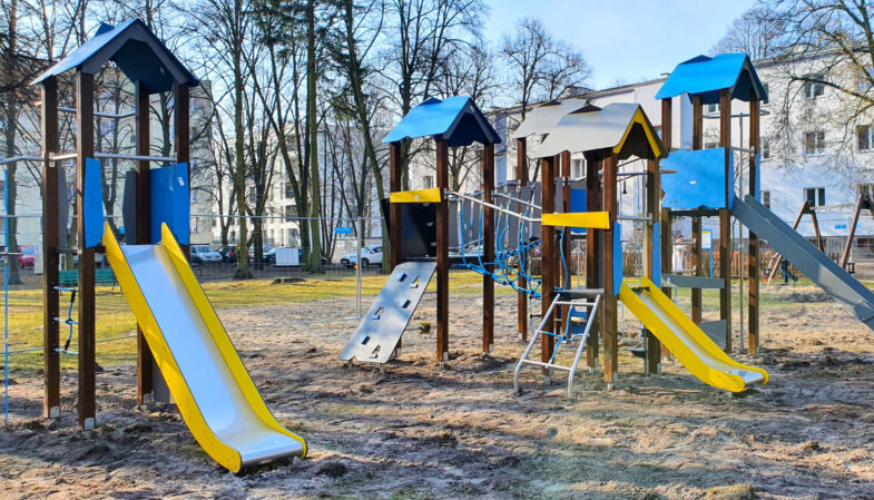 Zestaw nowego wyposażenia placu zabaw na Os. Poligon już zamontowany
