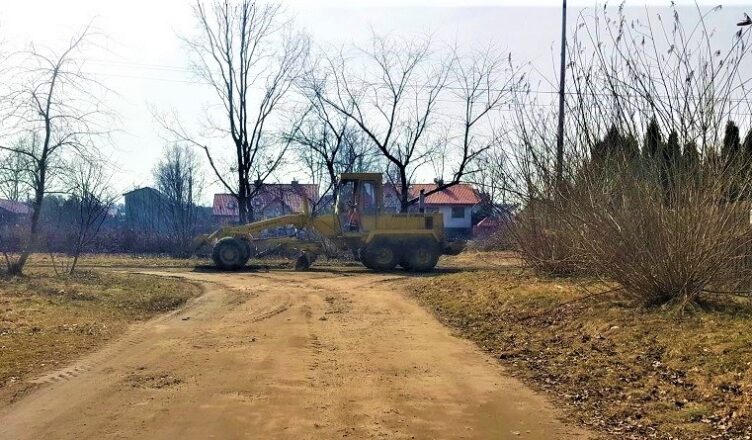 Równanie dróg gruntowych w Markach