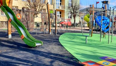 Plac zabaw przy SP2 w Zielonce nabiera kolorów