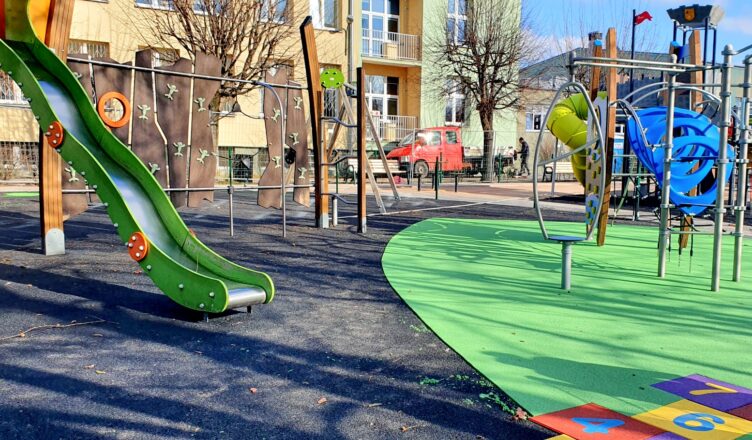 Plac zabaw przy SP2 w Zielonce nabiera kolorów