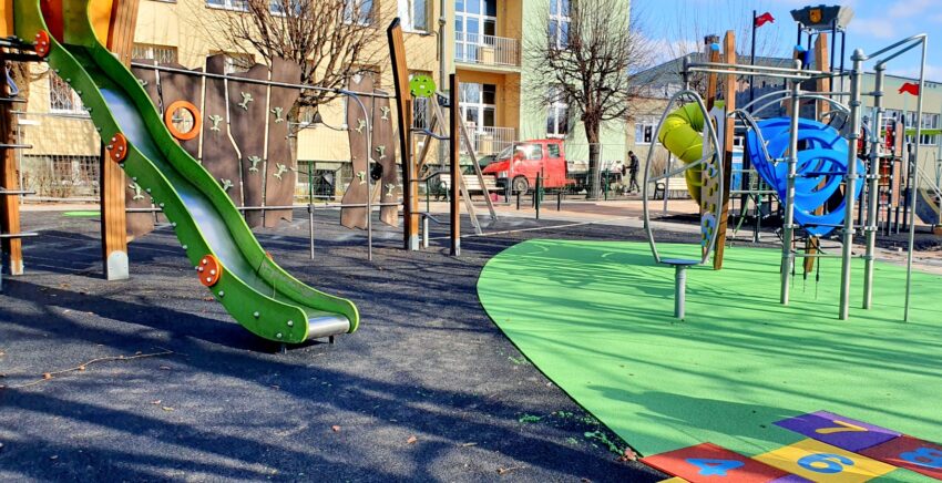 Plac zabaw przy SP2 w Zielonce nabiera kolorów