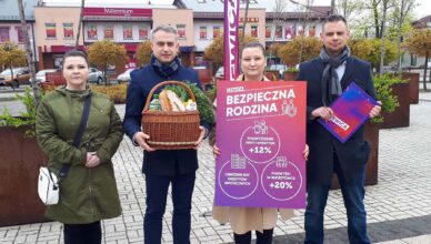 Krzysztof Gawkowski ? z koszykiem potrzeb w Wołominie