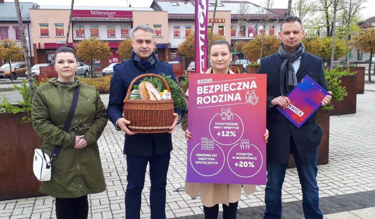 Krzysztof Gawkowski ? z koszykiem potrzeb w Wołominie