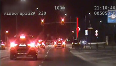 Przejechał skrzyżowanie na czerwonym świetle, a potem pędził po chodniku.