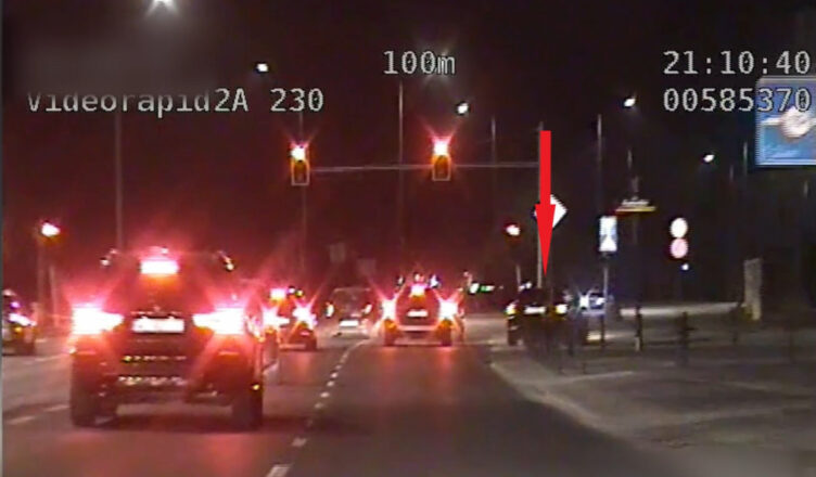 Przejechał skrzyżowanie na czerwonym świetle, a potem pędził po chodniku.