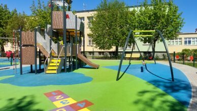 kolorowy plac zabaw przy Dwójce