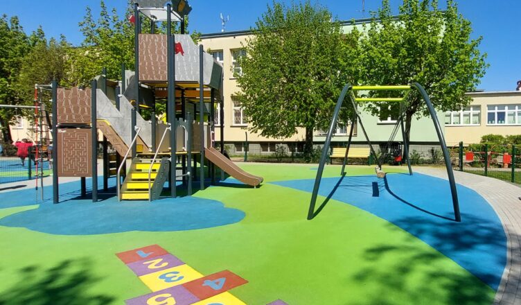 kolorowy plac zabaw przy Dwójce