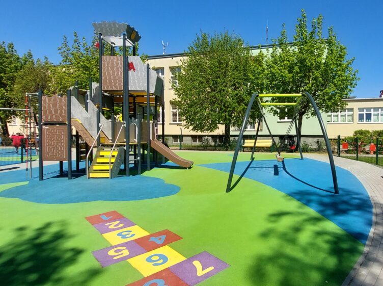 kolorowy plac zabaw przy Dwójce