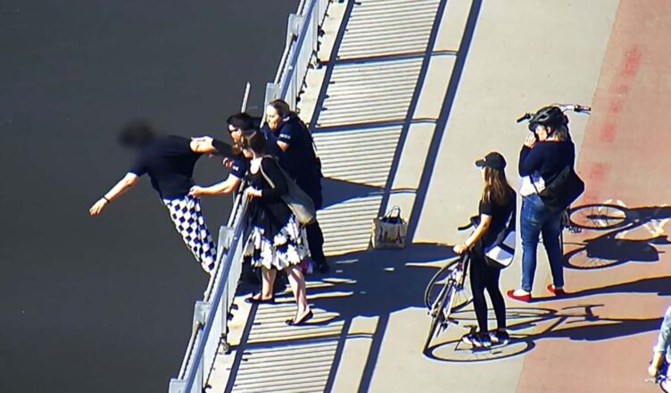 Policjanci i przechodnie uratowali życie 17-latki