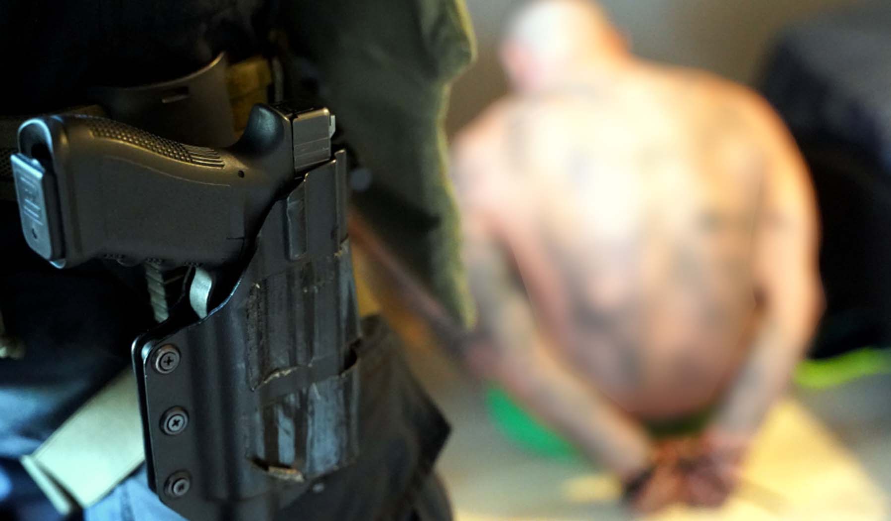 Ukrywali narkotyki w skrytkach w ziemi. Stołeczni policjanci zatrzymali 15 osób podejrzanych o przestępstwa narkotykowe.