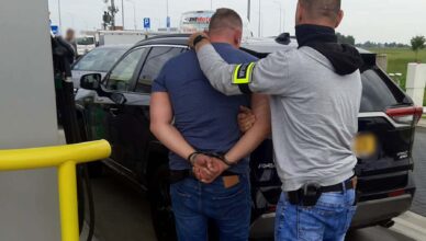 Policjanci z grupy Orzeł i Kobra odzyskali dwie toyoty i zatrzymali trzech podejrzanych