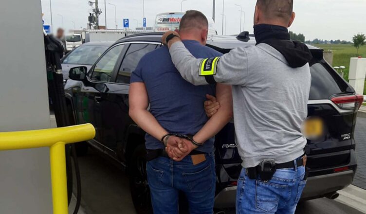 Policjanci z grupy Orzeł i Kobra odzyskali dwie toyoty i zatrzymali trzech podejrzanych