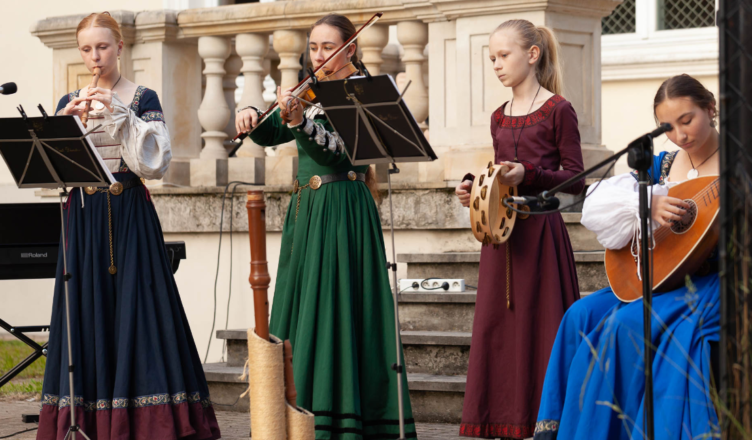 Pokaz ?Na średniowiecznym rynku" w Woli Rasztowskiej