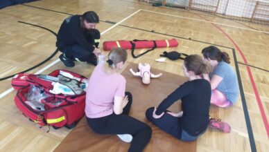 Zajęcia z pierwszej pomocy w ramach kursu samoobrony w Tłuszczu