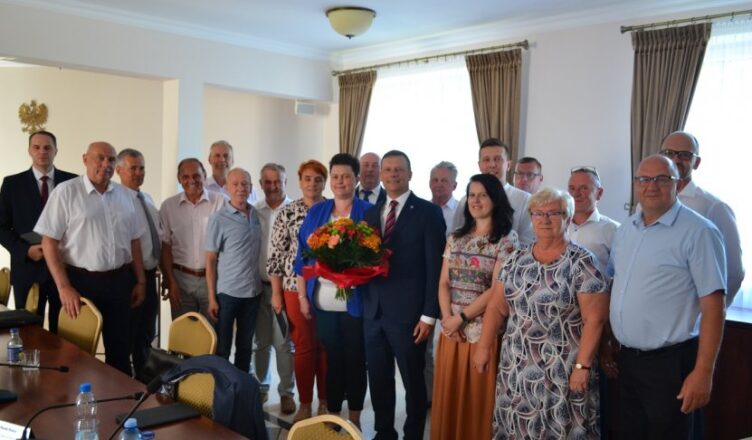 Burmistrz Tłuszcza z absolutorium i wotum zaufania