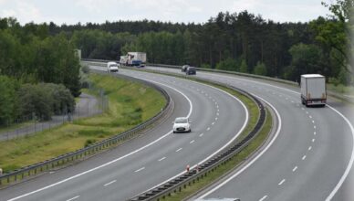 Kłócili się na pasie ruchu S8 i szukali telefonu - czyli skrajnie nieodpowiedzialne zachowanie na ekspresówce