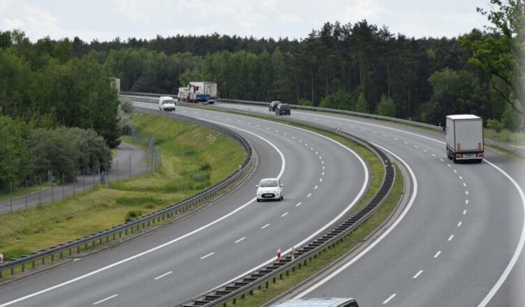 Kłócili się na pasie ruchu S8 i szukali telefonu - czyli skrajnie nieodpowiedzialne zachowanie na ekspresówce