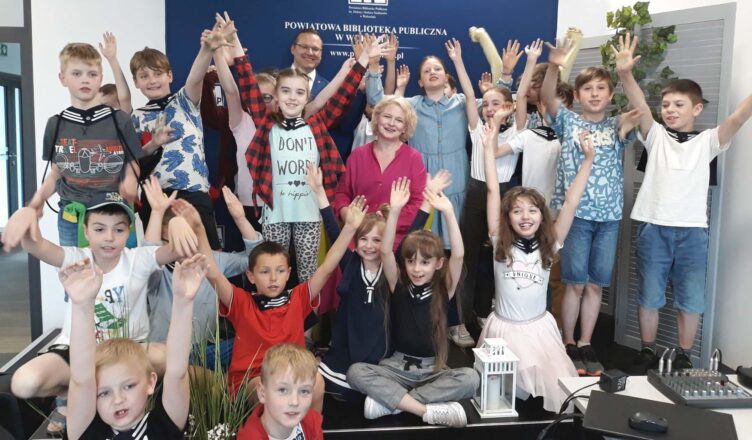 "Maria Konopnicka. Poetka dzieci" - spotkanie z Dominiką Ostałowską i Zosią Lasocką w Powiatowej Bibliotece Publicznej w Wołominie.