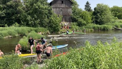 Kolizja kajaków - jedna osoba została uwięziona w kajaku