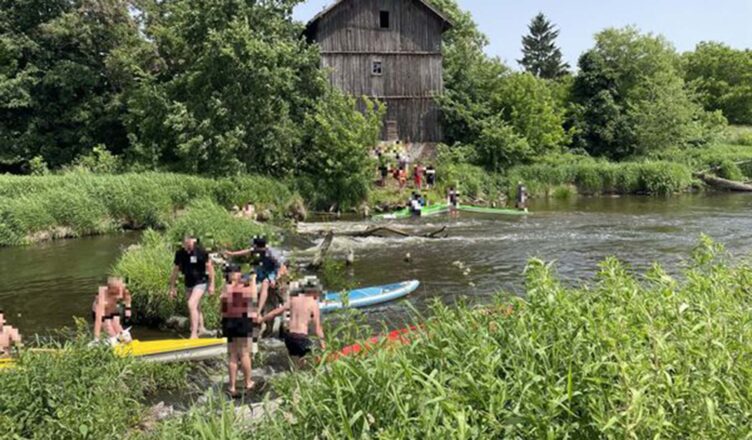 Kolizja kajaków - jedna osoba została uwięziona w kajaku